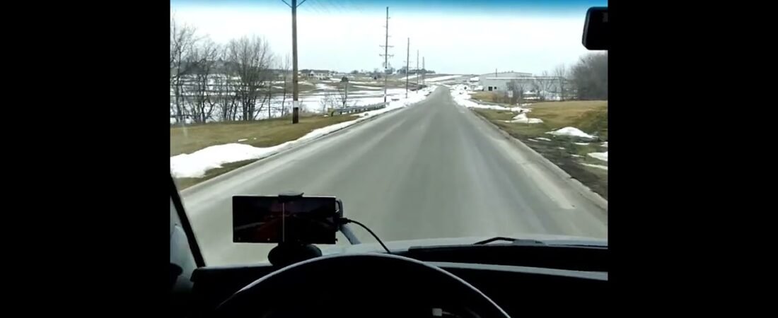 Trucker has 40 Illegal Immagrants hiding with SMUGGLERS on his trailer, going 65mph on the Freeway.
