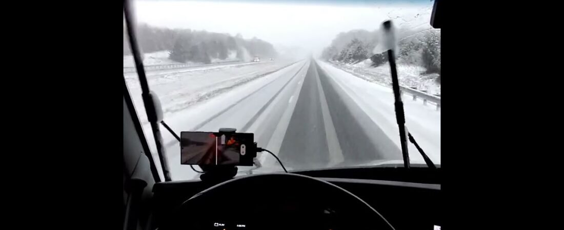 The worst Snow Storm since 1999!! This is way too dangerous. Stay off the roads or get hurt. (5)