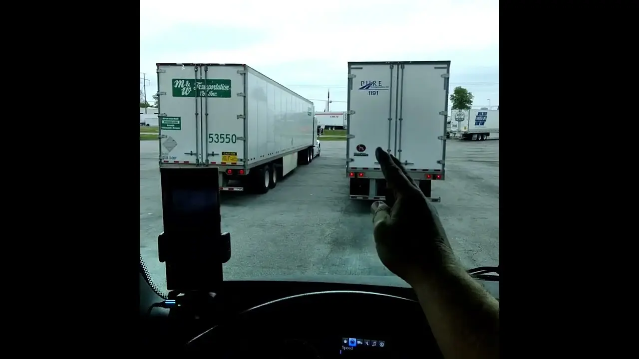 30 MINUTE WAIT AT THE FUEL ISLE? Trucker is stuck behind a #BONEHEADTRUCKERS. You won’t believe this
