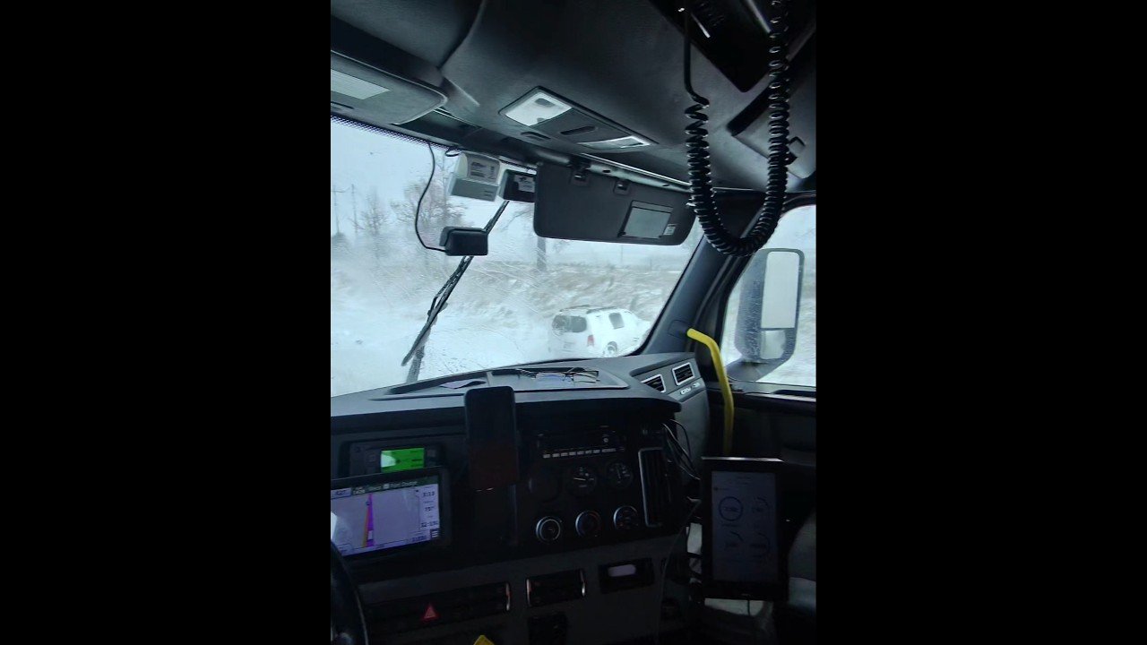 Car Crashed in the Snowstorm and NOBODY to help. Truckers see all the crazy stuff.