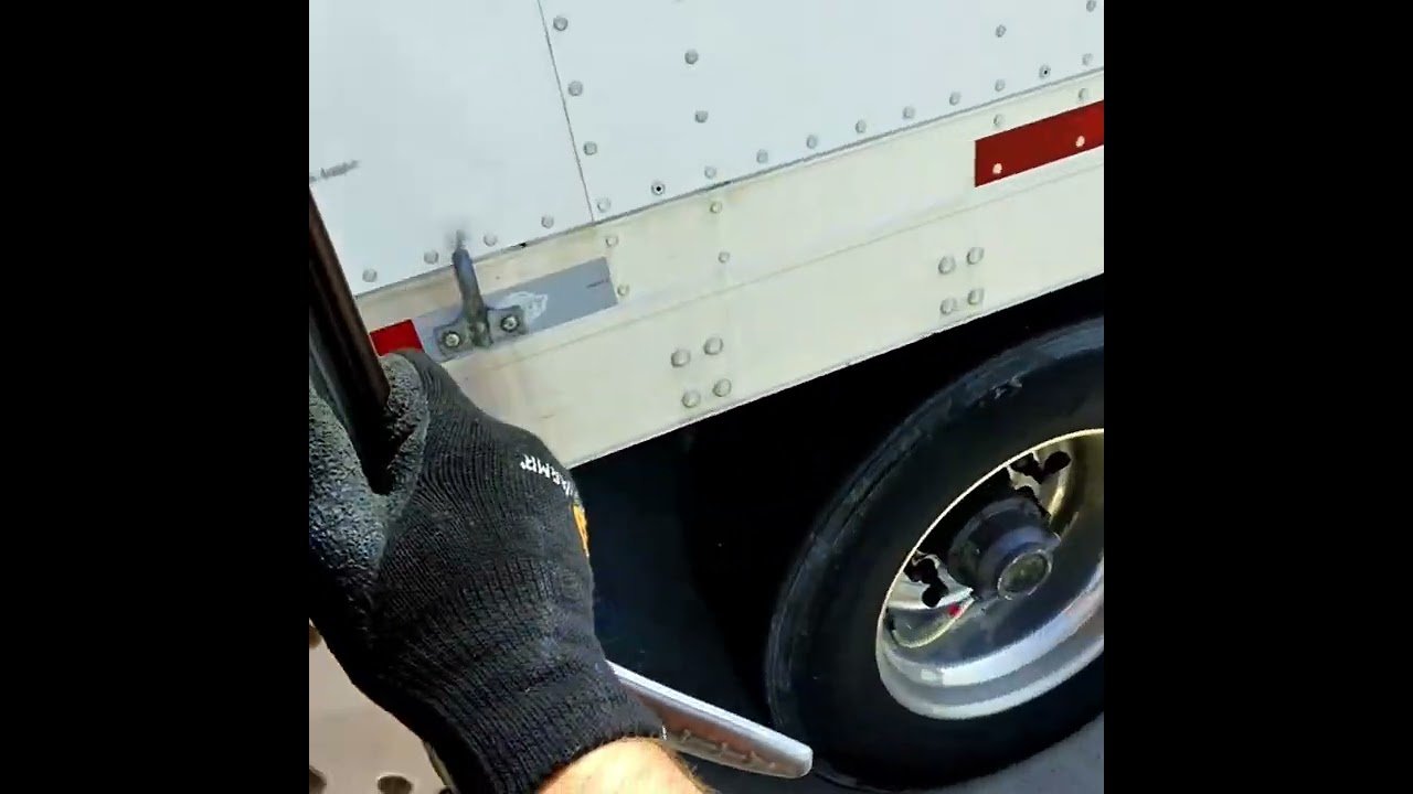 Did the Trucker really have to ask Smuggler NOT TO SHOOT? Is this what American Trucking has become?