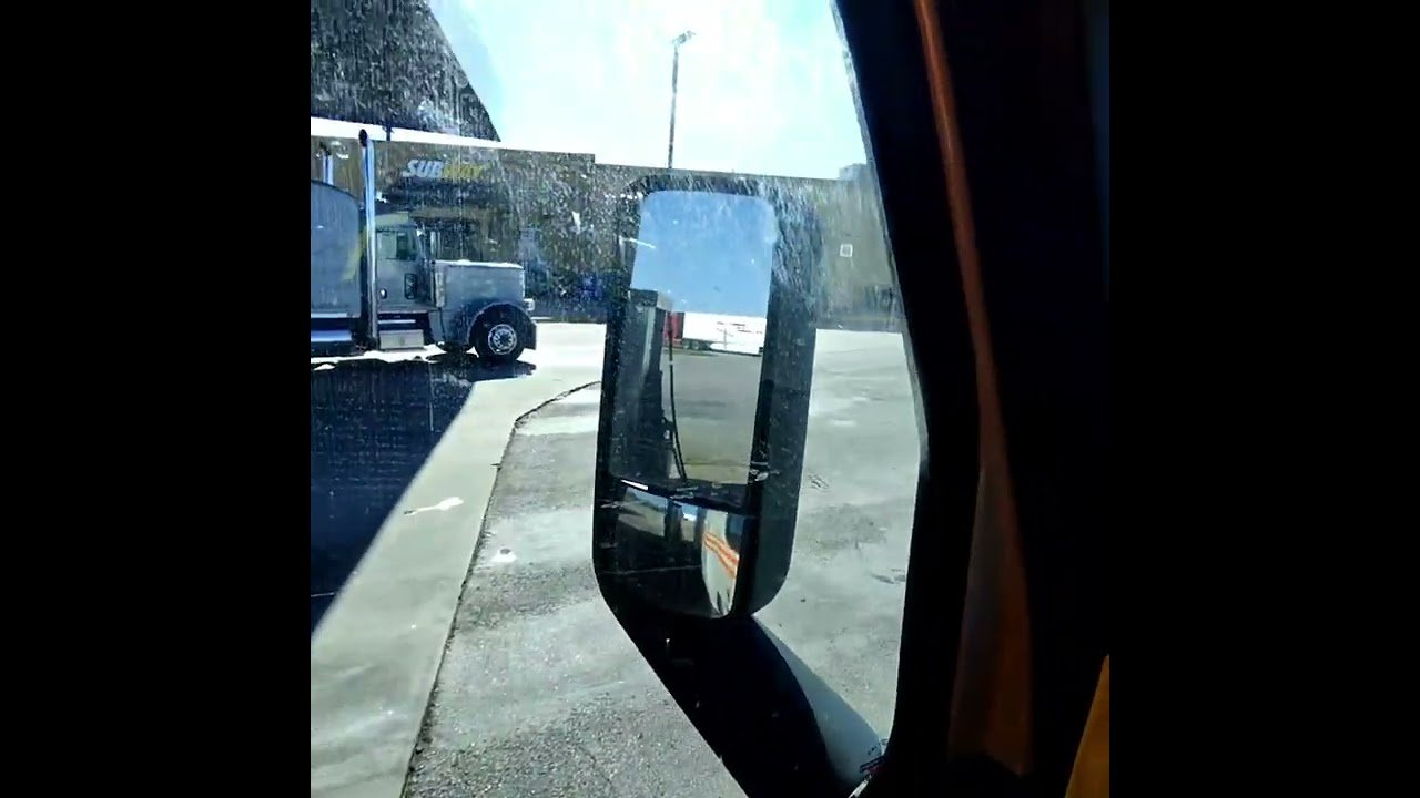 Drug Smugglers in a UHaul block the exit, forcing this Trucker to find a new way out to safety. USA!
