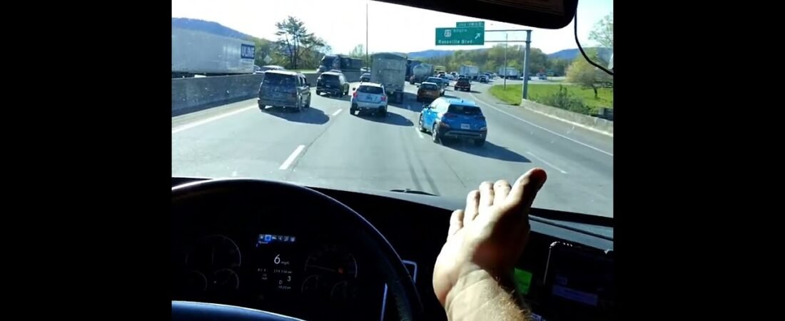 Finally, Somene used ThEir BLINKER! Trucker rewards them greatly. How to be a safe driver.