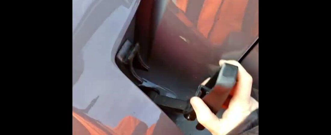 How do I fix this broken semi truck? If I hit this will it break?