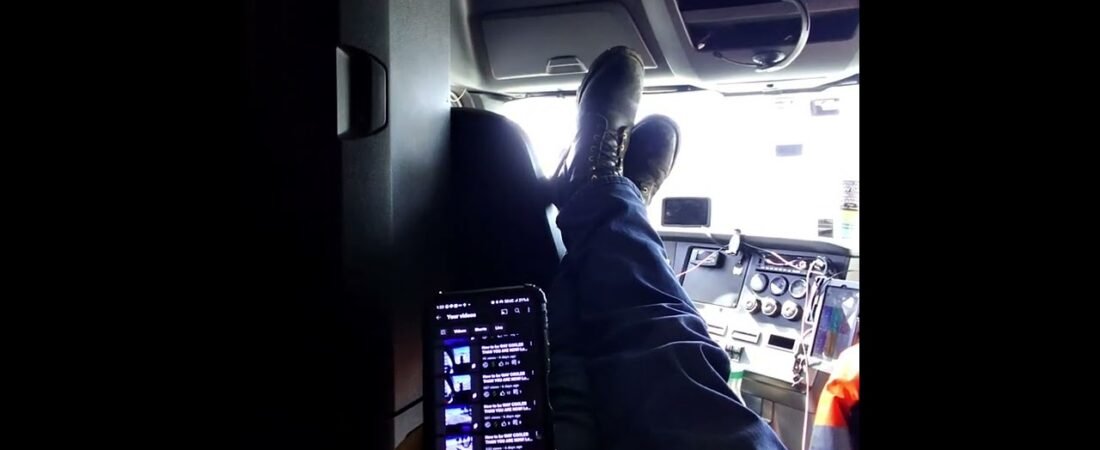 I’m just hanging out at the Truck Stop  killing time before my drop. 100 degrees, but NO IDLE = 😞