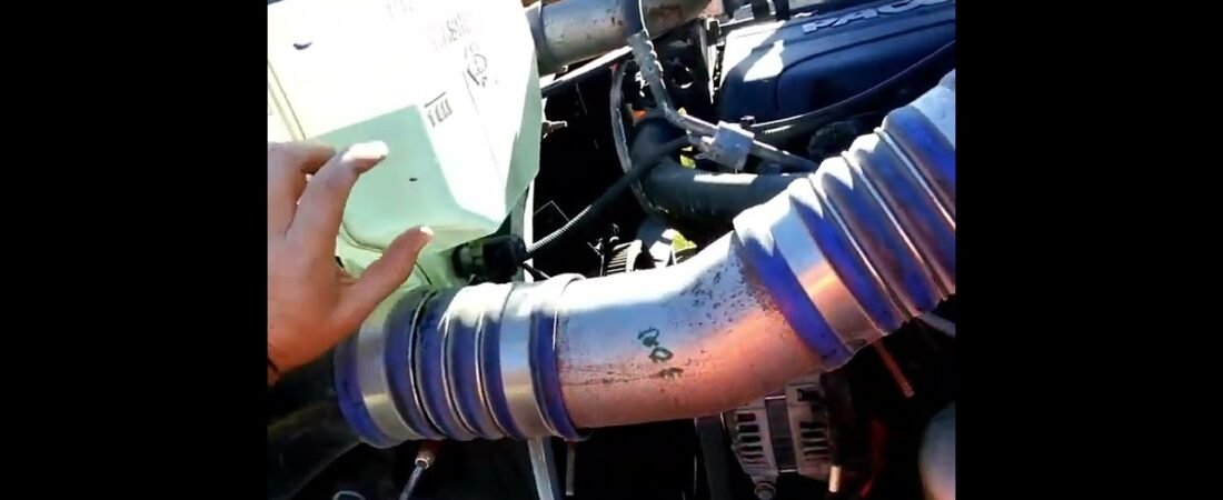 Learn how to change your oil in 30 seconds on a Semi Truck tractor trailer. Truck Driver 101!