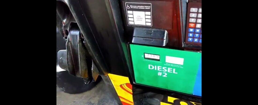 “Look at all that FREE FUEL”. Trucker finds another broken pump that gives free diesel to truckers.