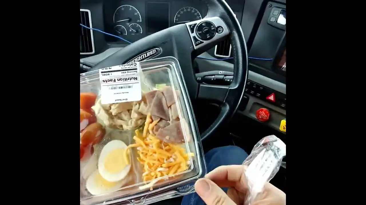“NO HOT DOGS 🌭 😫 😢 !?!?” Trucker makes the best of his lunch break. It’s hard out here for a Trucker