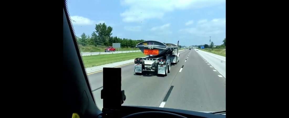 NO TARP.. and ROCKS are falling out. Why are TRUCKERS so dang LAZY? Someone could get hurt.