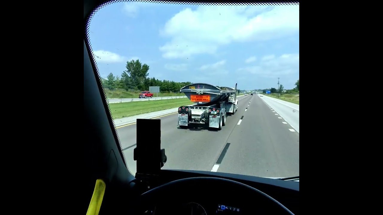 NO TARP.. and ROCKS are falling out. Why are TRUCKERS so dang LAZY? Someone could get hurt.