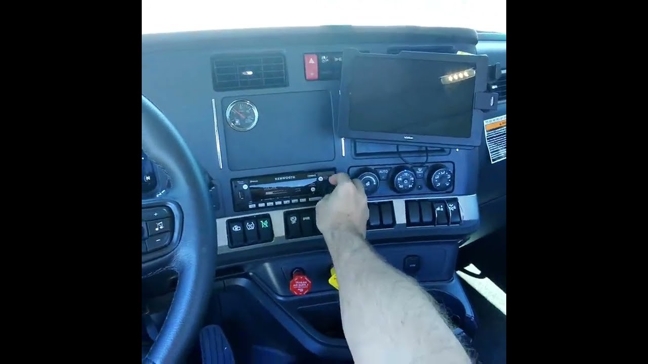 Robber Can’t Disable Alarm! He shouldn’t be stealing big rigs if he can’t get this right.