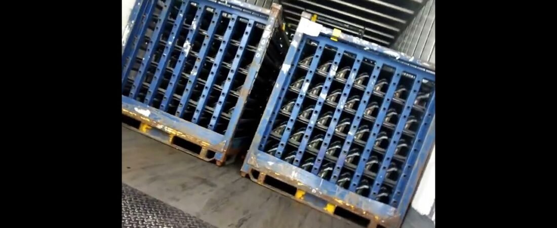 Smugglers were too quick for this lazy overweight trucker this morning. Watch them get away.