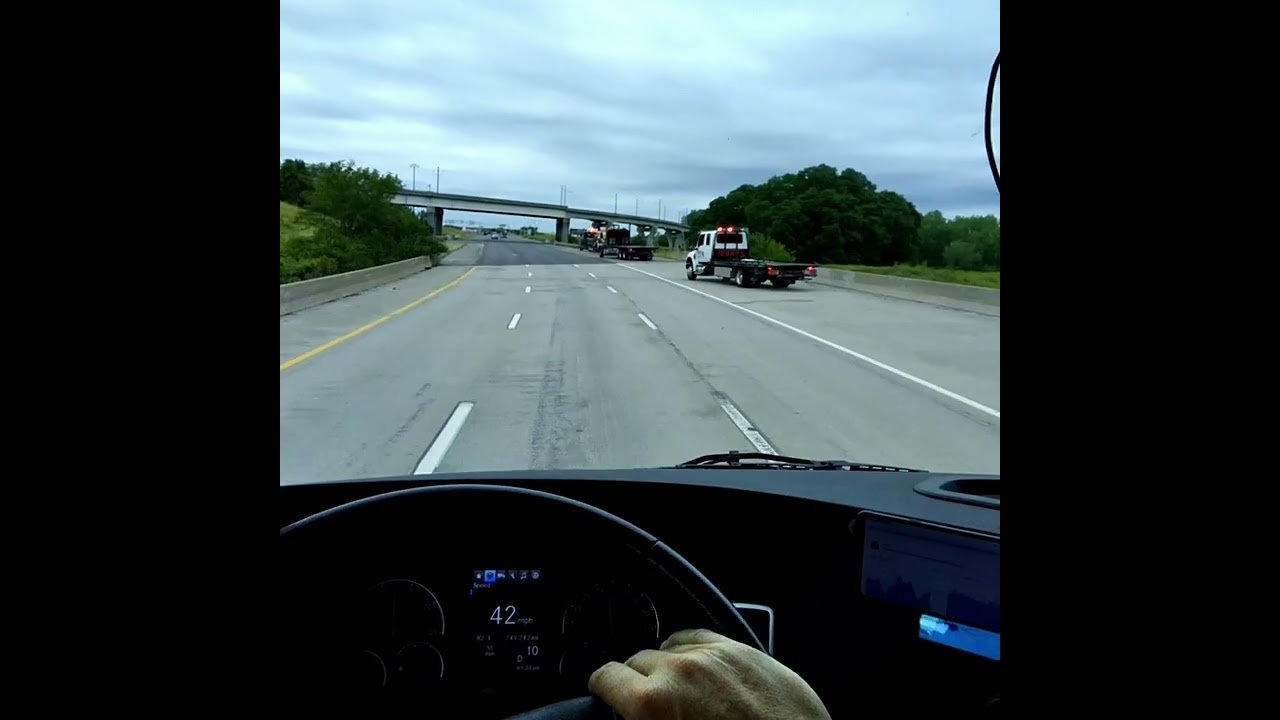 Something bad just happened! Truckers load shifted almost unaliving everyone kn the highway.