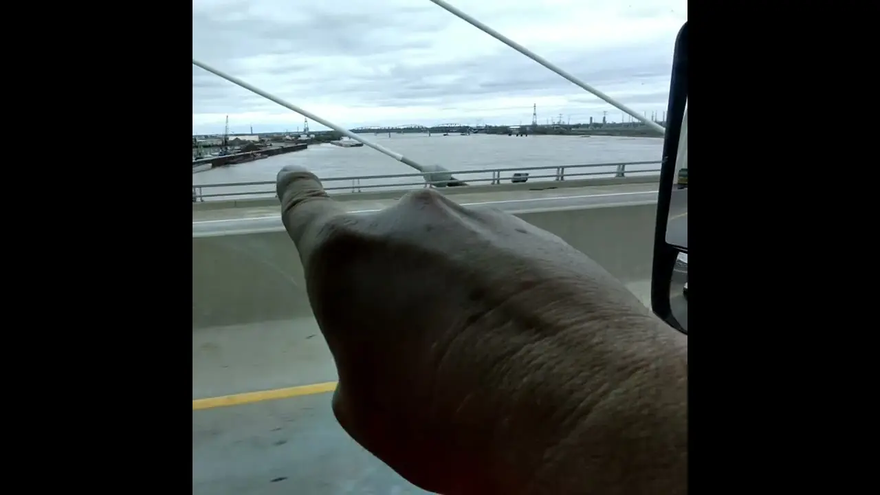 “That boat is going to hit the bridge!!” Trucker exposes another boat about to hit a St Louis Bridge