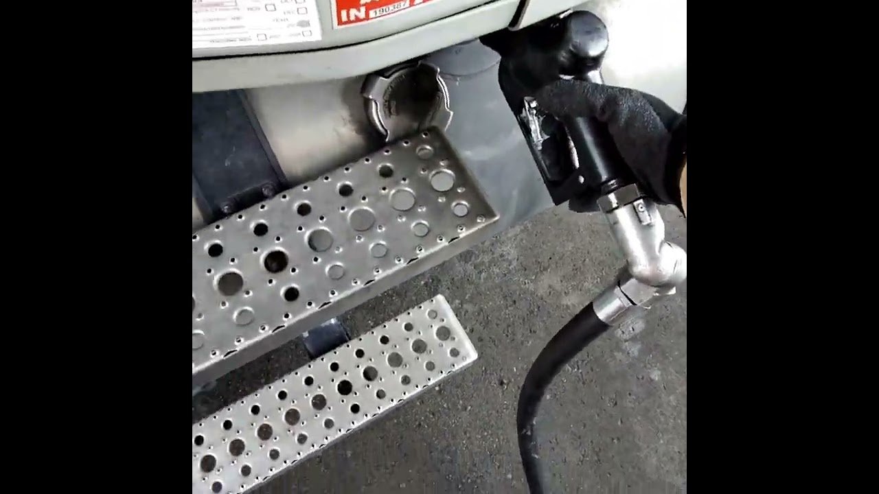 This Trucker doesn’t have a clue what he is doing. Who wants to tell him the truth?