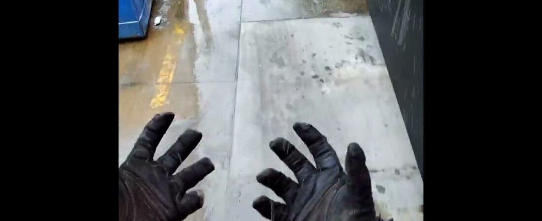 This Trucker might be the strongest man alive. He can close his trailer all by himself!