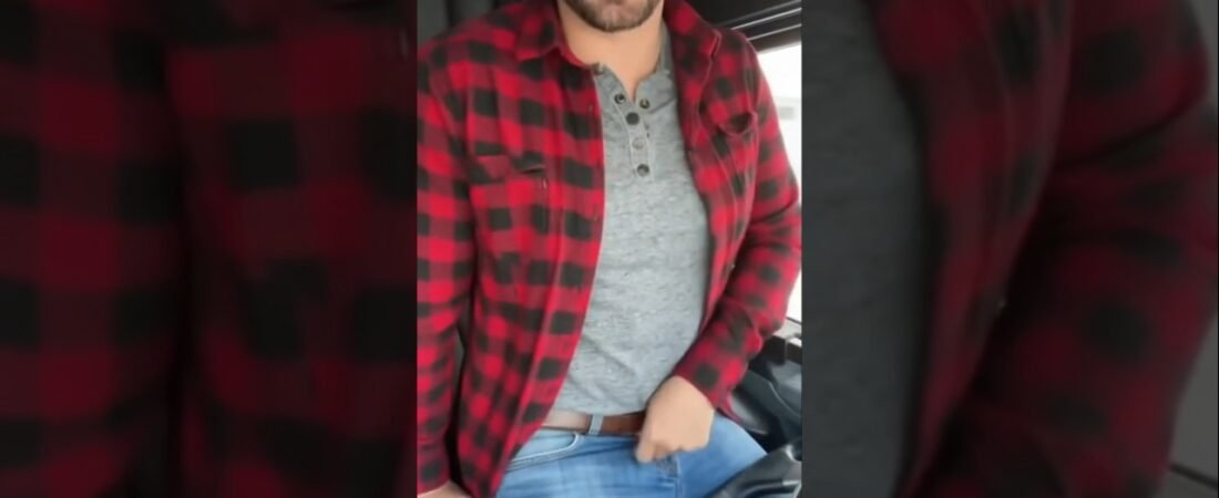 This brave trucker is going too show you something you’ve never seen.