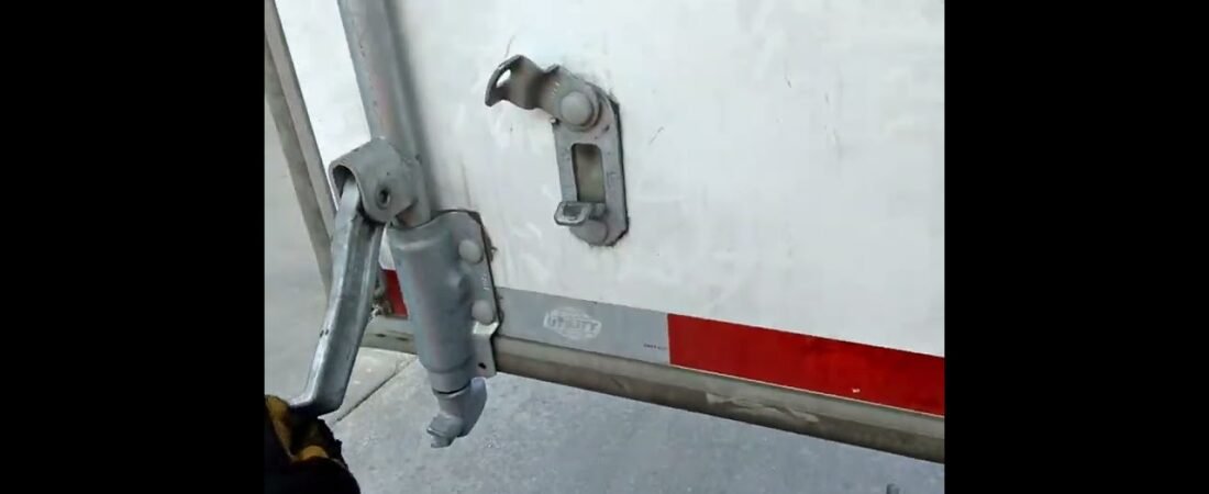 This driver makes everything look EASY! The Best Semi Truck driver in the Midwest.