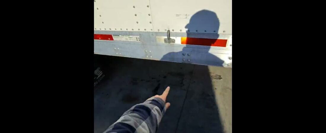 Trucker SAVES THE DAY on his Day Off. This truck driver is a TEAM PLAYER! You could learn from this.