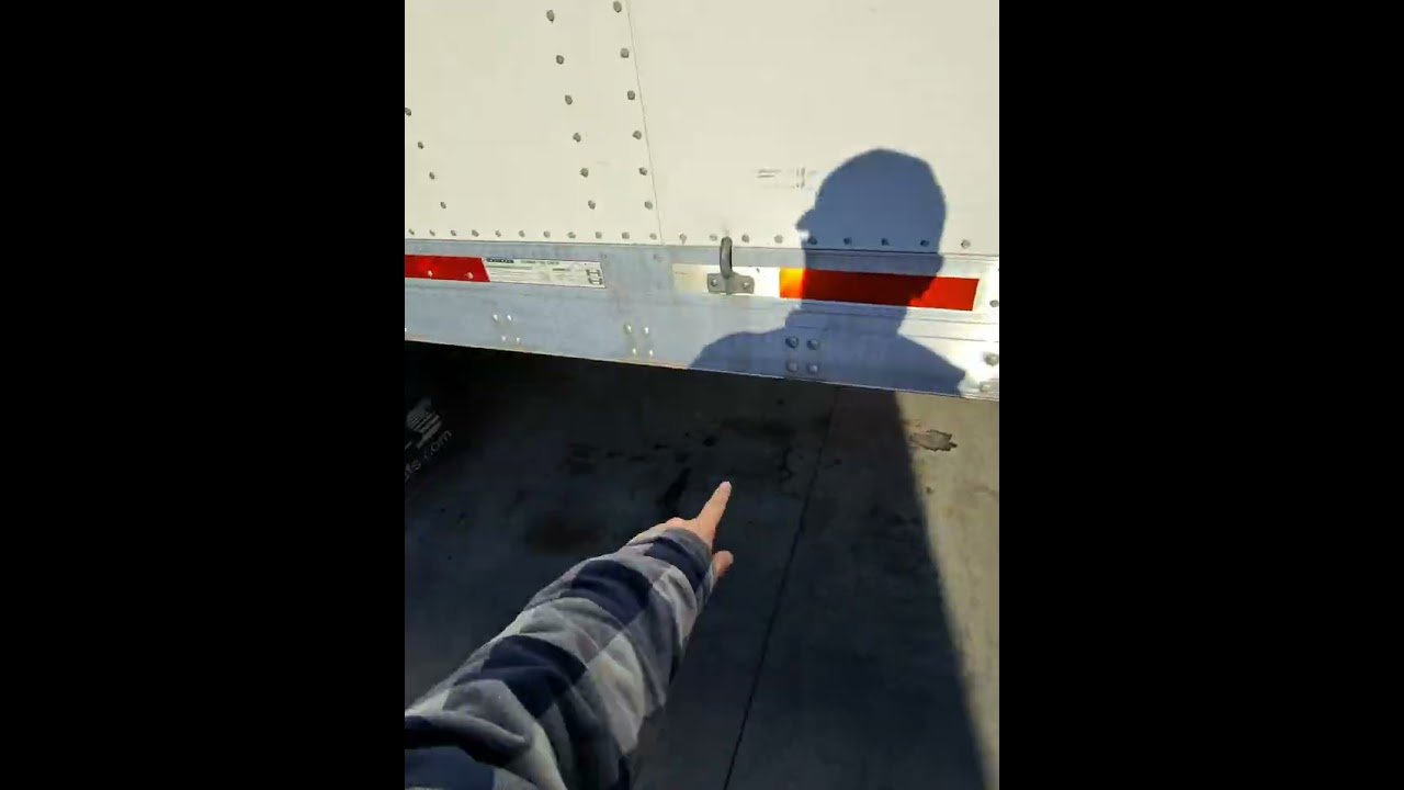 Trucker SAVES THE DAY on his Day Off. This truck driver is a TEAM PLAYER! You could learn from this.