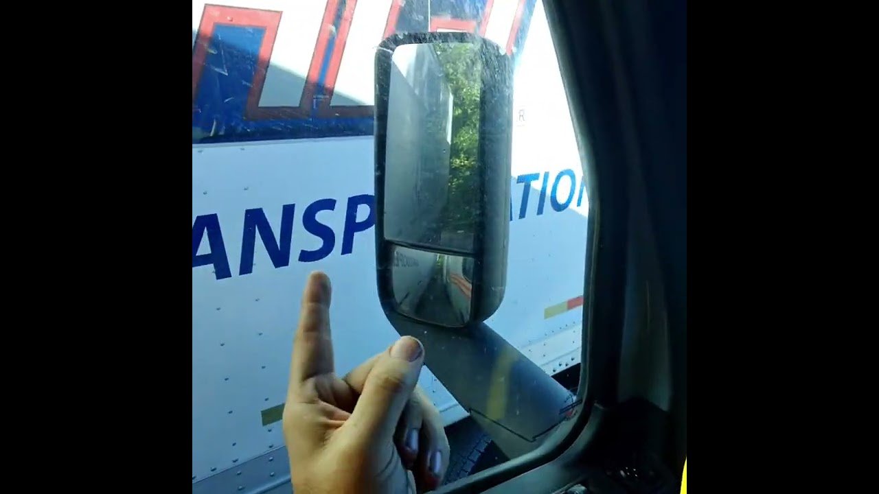 Trucker Threatens to “Tickle The Sh** Out of the other Driver”! I think he might be serious about it