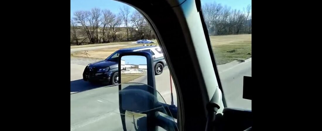Trucker exposes sneaky Cop hiding to catch my Smugglers. These are my Smugglers officer!