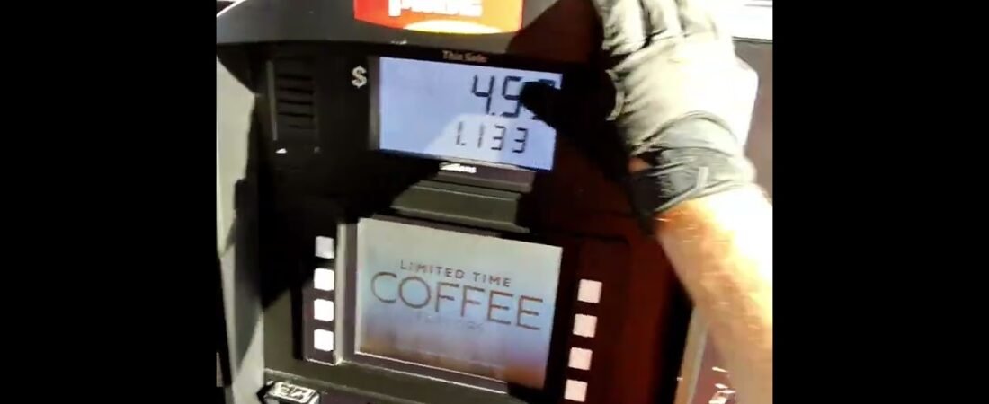 Trucker shows a Fuel Trick to save you from making a HUGE MISTAKE at the fuel pump.