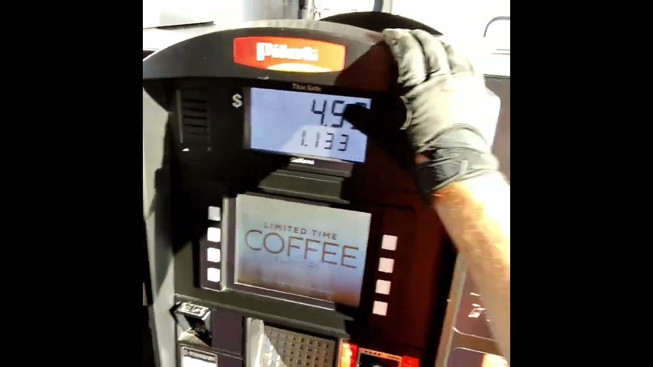 Trucker shows a Fuel Trick to save you from making a HUGE MISTAKE at the fuel pump.