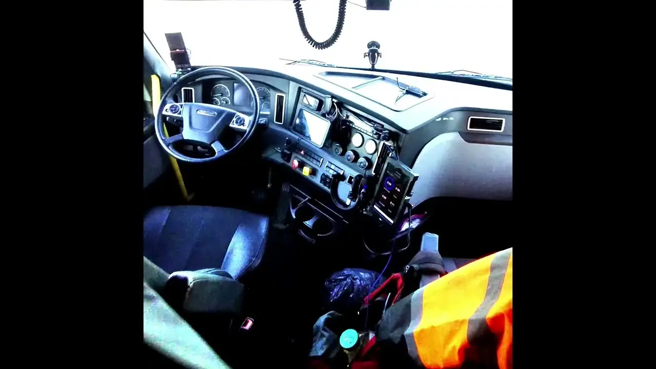 Trucker waking up from his 10 hour reset. This POV is amazing!