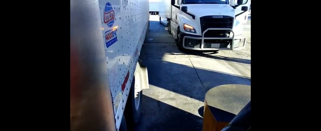 VIP Bonehead Trucker Spotted being a Super Duper Jerk using the fuel isle to park for lunch.