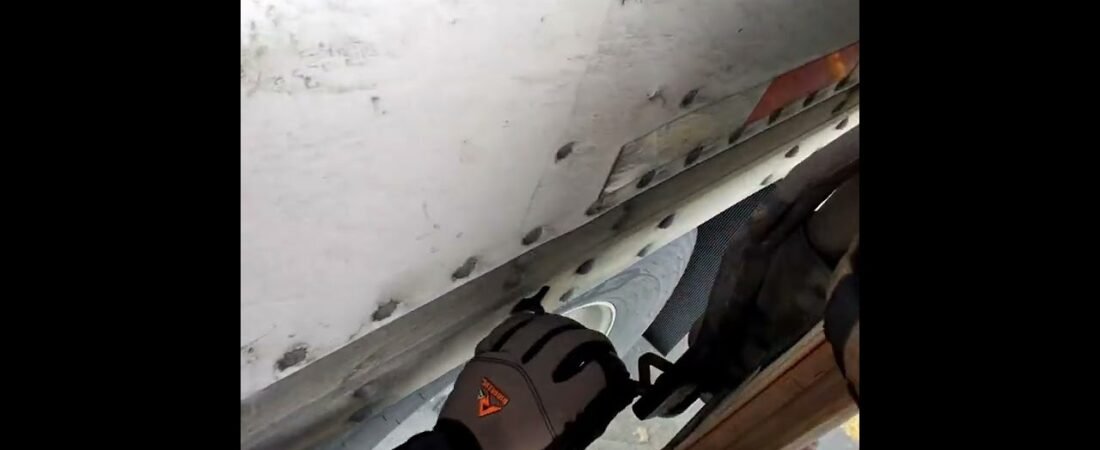 Wearing gloves when removing dead Smugglers from your trailer is very important, or you get blamed