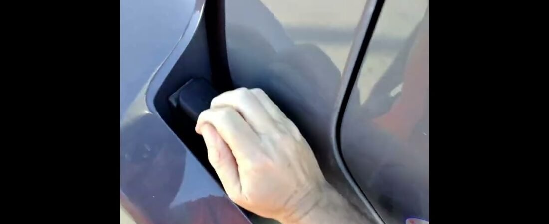 What is this Truck Driver doing wrong? He can’t seem to fix this truck! He drives a lemon.