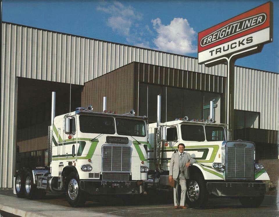 Freightliner dealership in the 90's 💚