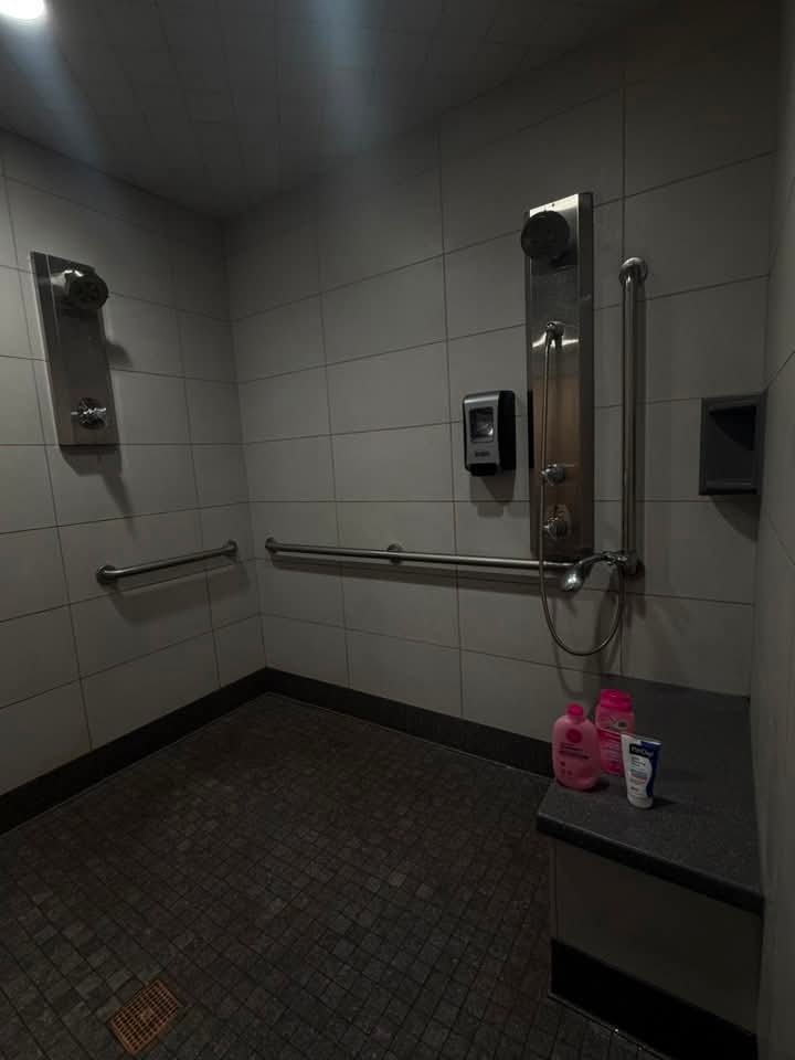 I'M IN TRUCK STOP SHOWER HEAVEN!