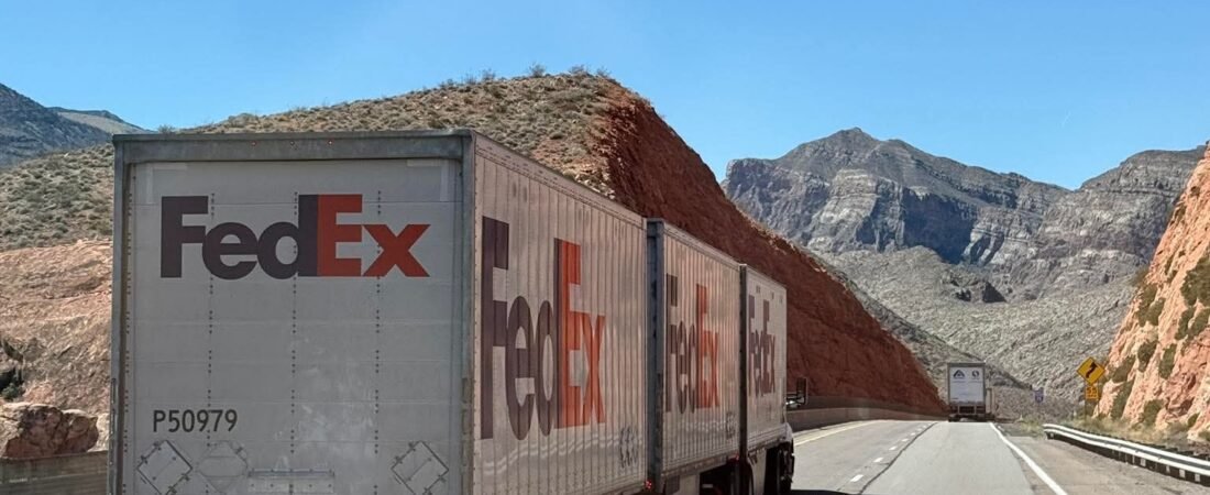 Most people don’t know this, but this is called a high train. You’ll see one truck pulling two… sometimes even three trailers like it’s nothing. Looks insane if you’ve never seen it before, but out on those long empty highways, it’s normal.