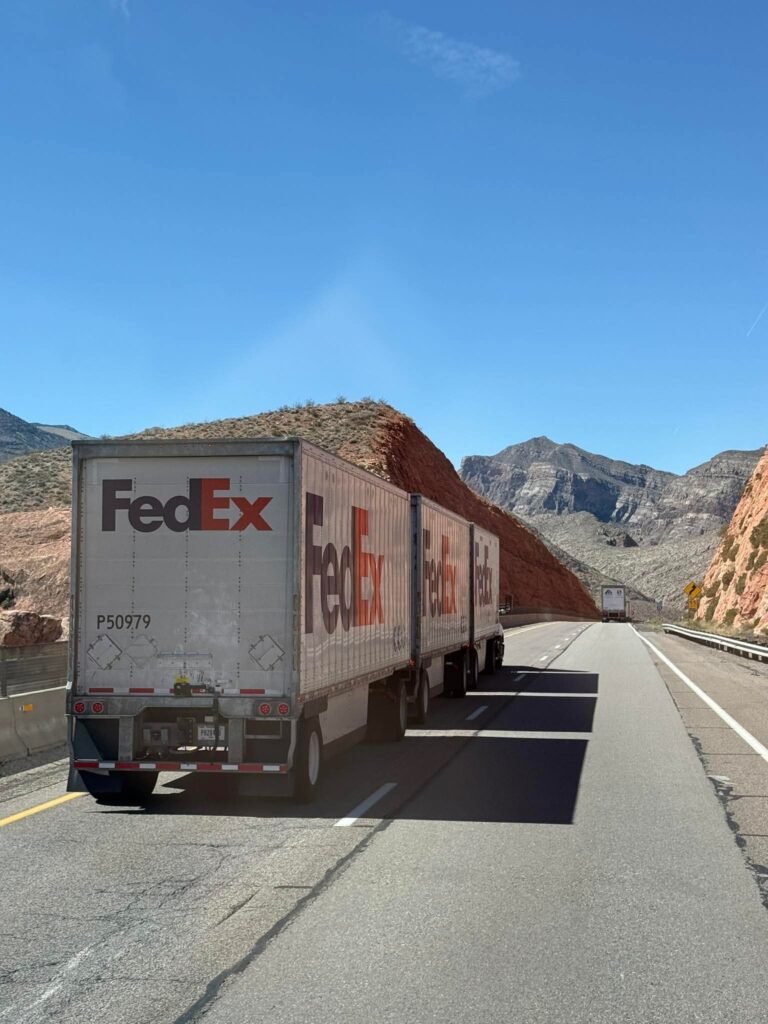 Most people don’t know this, but this is called a high train. You’ll see one truck pulling two… sometimes even three trailers like it’s nothing. Looks insane if you’ve never seen it before, but out on those long empty highways, it’s normal.