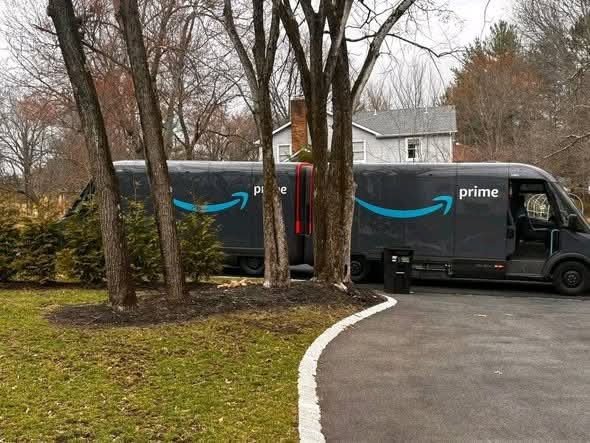 These amazon vans are knotted?